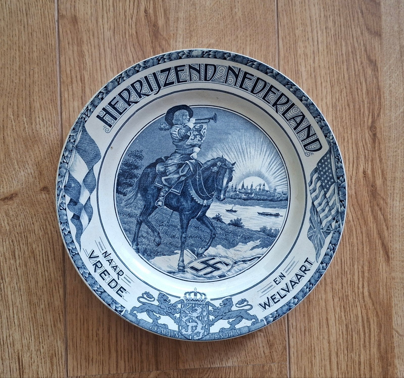 Historisch wandbord 'Herrijzend Nederland' Societé Céramique, Antiek en Kunst, Ophalen of Verzenden