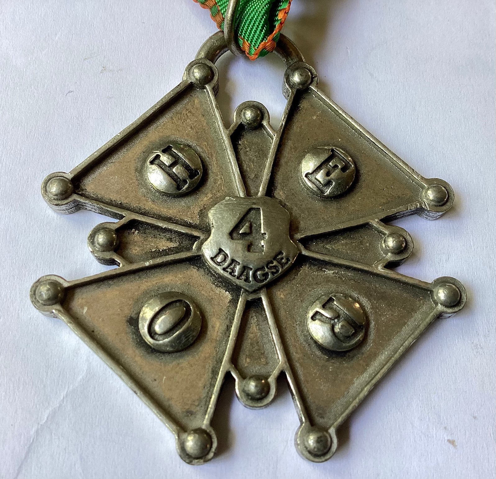 Grote vierdaagse medaille: HERO. Met draaglint., Ophalen of Verzenden, Overige materialen