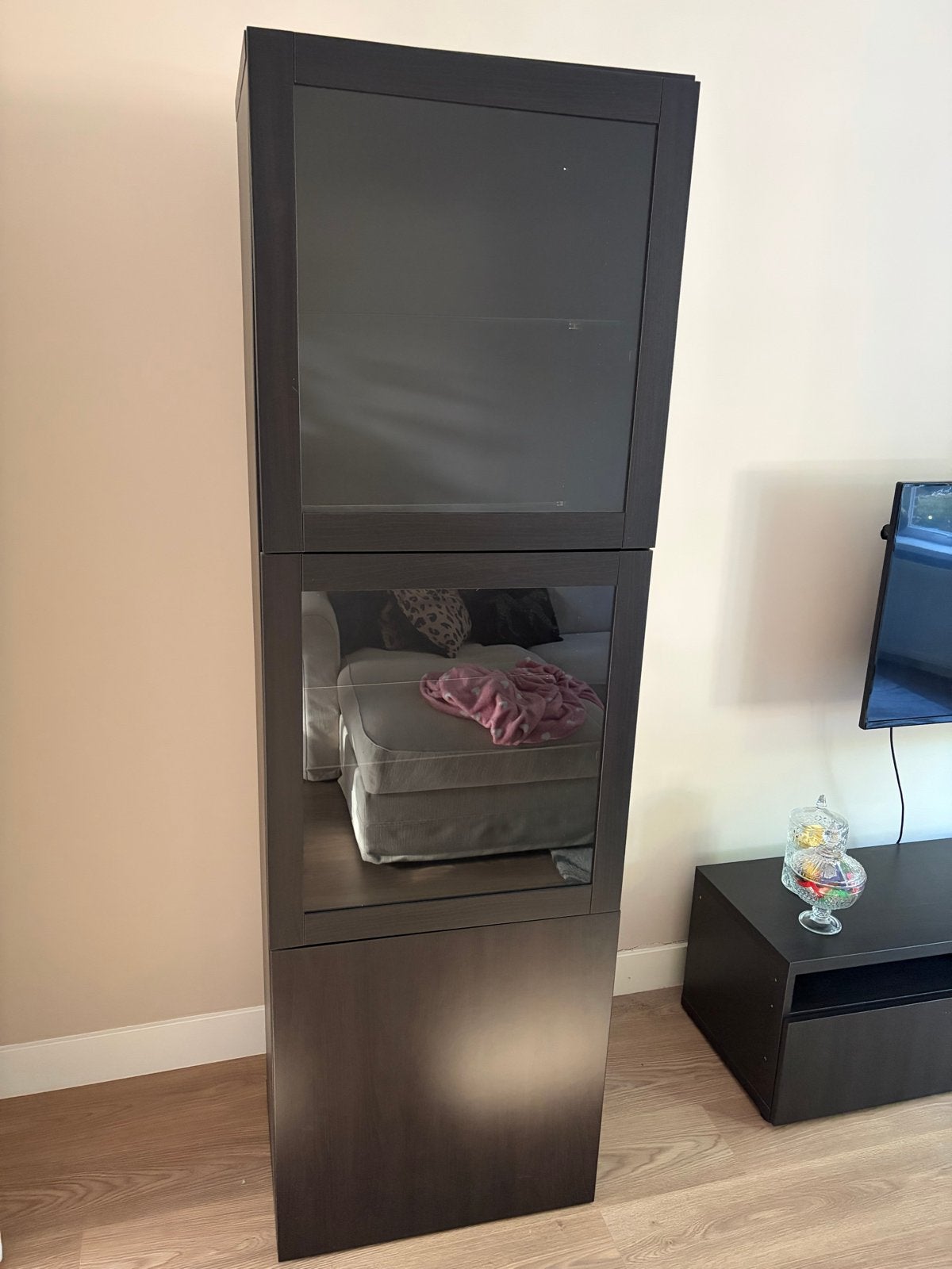 IKEA SINDVIK Vitrinekast - Zwartbruin met Glazen Deuren, Ophalen, Minder dan 50 cm, Gebruikt, 200 cm of meer