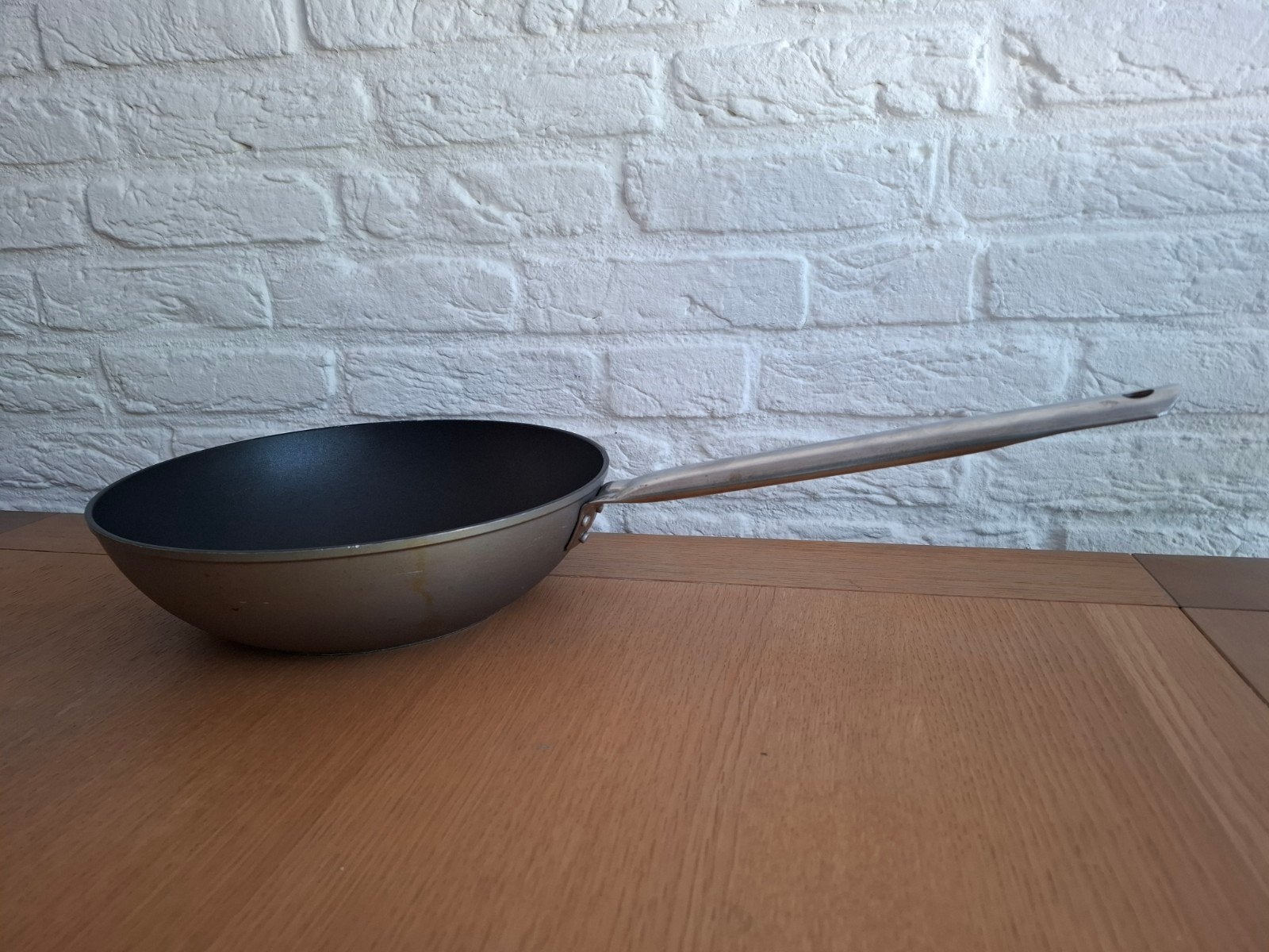 (T) Wokpan Ø 28 cm. Italiaans. TGFF. Voor gasfornuis., Ophalen of Verzenden, Zo goed als nieuw, Aluminium, Wok