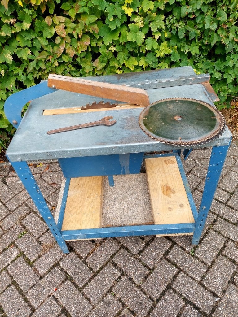 Robuuste tafelzaag met extra zaagbladen en gereedschap