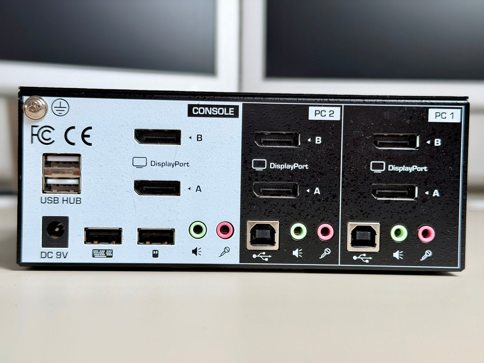 Foto 2 van KVM switch voor 2 computers en 2 schermen - TRENDnet
