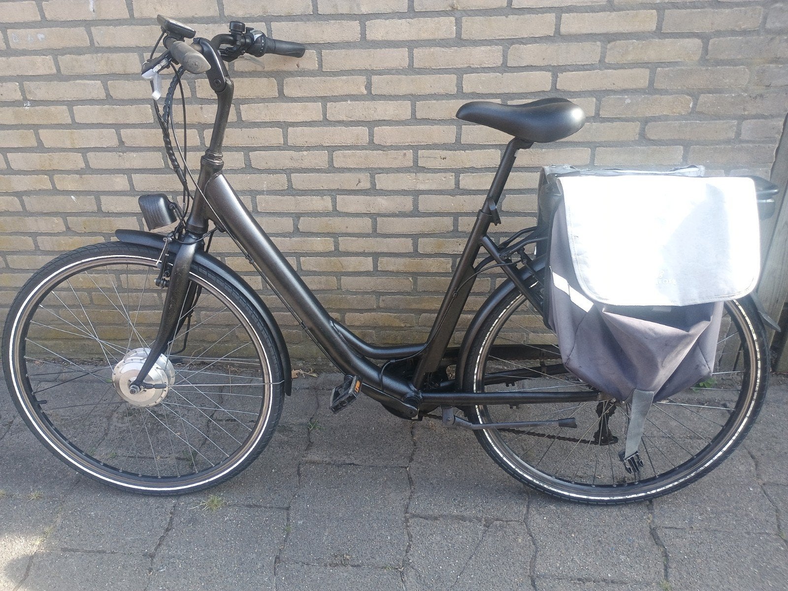 Amigo E-Active elektrische fiets met lader, Fietsen en Brommers, Elektrische fietsen, Ophalen of Verzenden, Gebruikt, 30 tot 50 km per accu