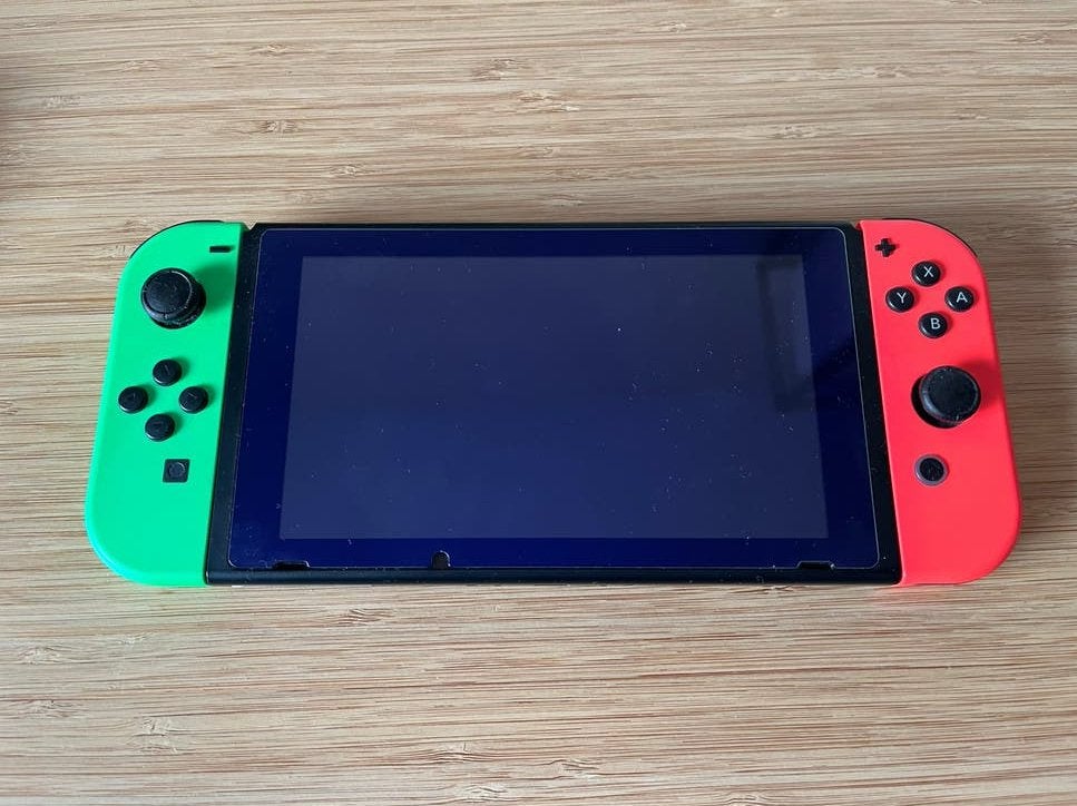 Nintendo Switch met 2 extra controllers, Spelcomputers en Games, Spelcomputers | Nintendo Switch, Ophalen, Zo goed als nieuw, Met 2 controllers
