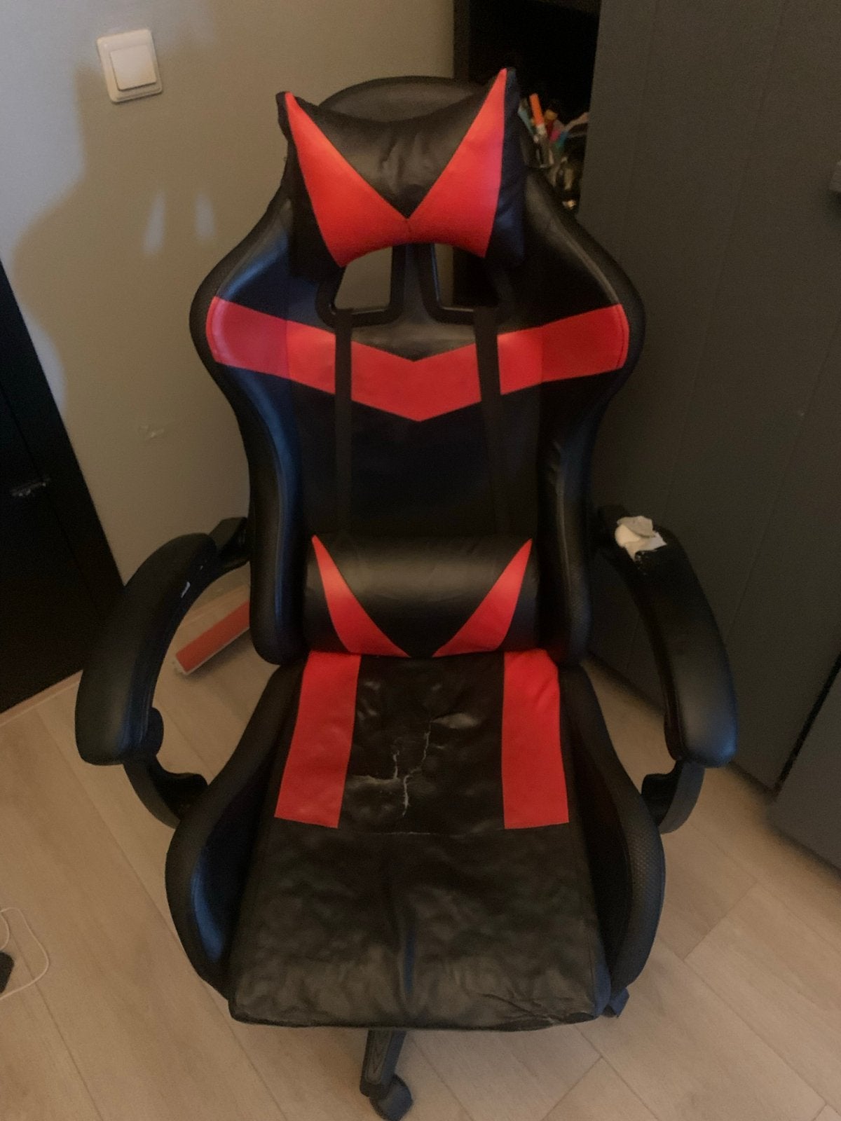 Bureaustoel/gamestoel zwart/rood - armleuningen beschadigd, Huis en Inrichting, Bureaustoelen, Gebruikt, Bureaustoel, Zwart, Gaming bureaustoel