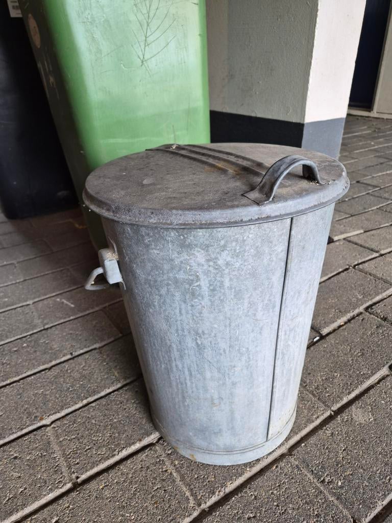 Zinken brocante vuilnisemmer, Ophalen, Gebruikt, IJzer, Met deksel