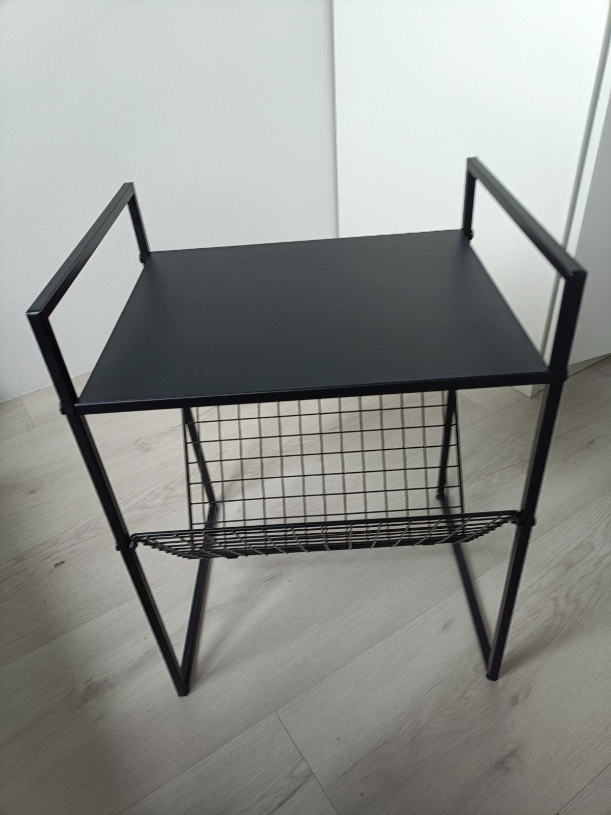 Zwart metalen bijzettafel met opbergrek, Huis en Inrichting, Tafels | Bijzettafels, Ophalen, Minder dan 45 cm, Minder dan 55 cm