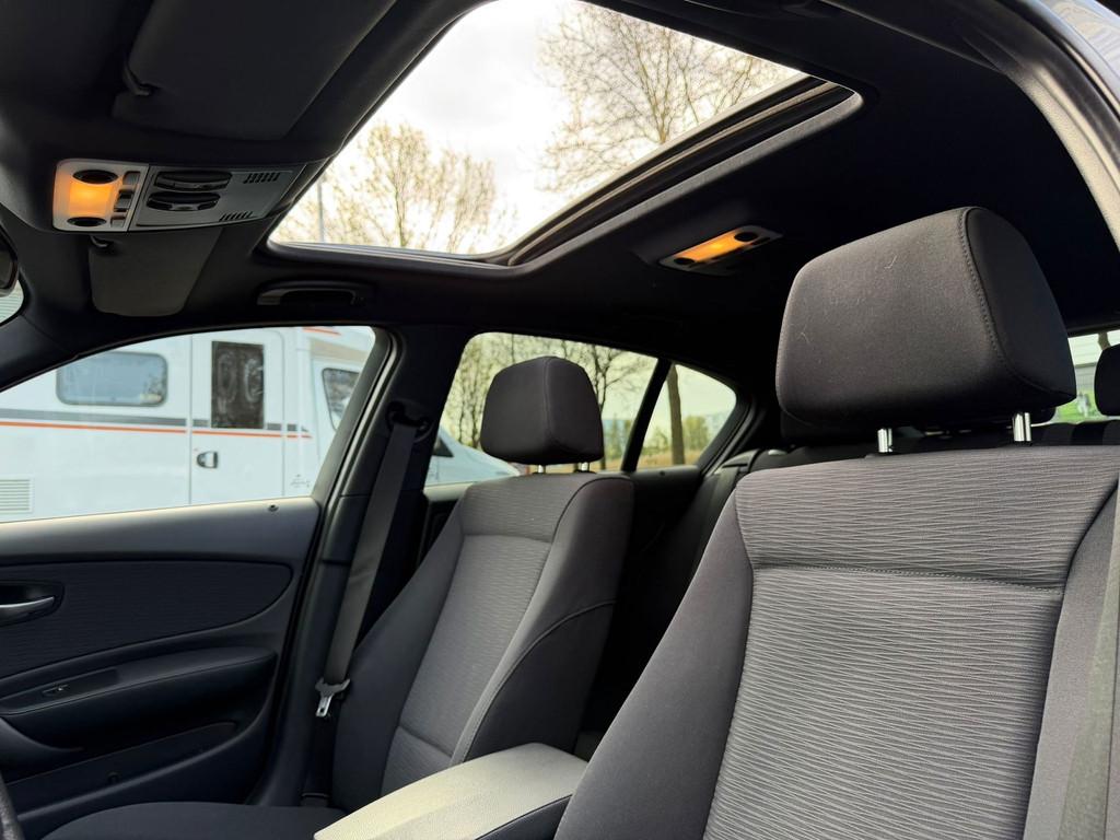 BMW 1-serie 116i PANORAMADAK l NAVIGATIE l CLIMA l STOELVERW, 1-Serie, Euro 5, 4 cilinders, 4 stoelen