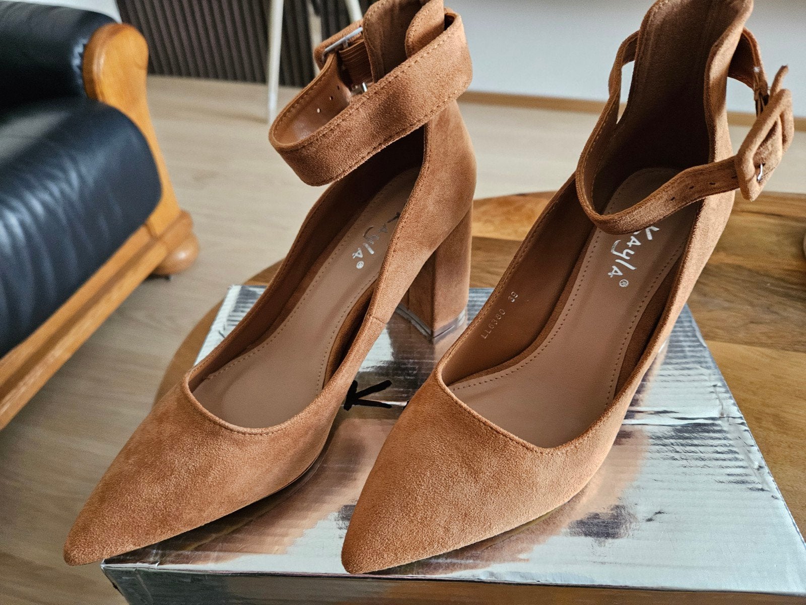 Kayla suède hakken met enkelband - Maat 39, Bruin, Ophalen of Verzenden, Zo goed als nieuw, Schoenen met hoge hakken