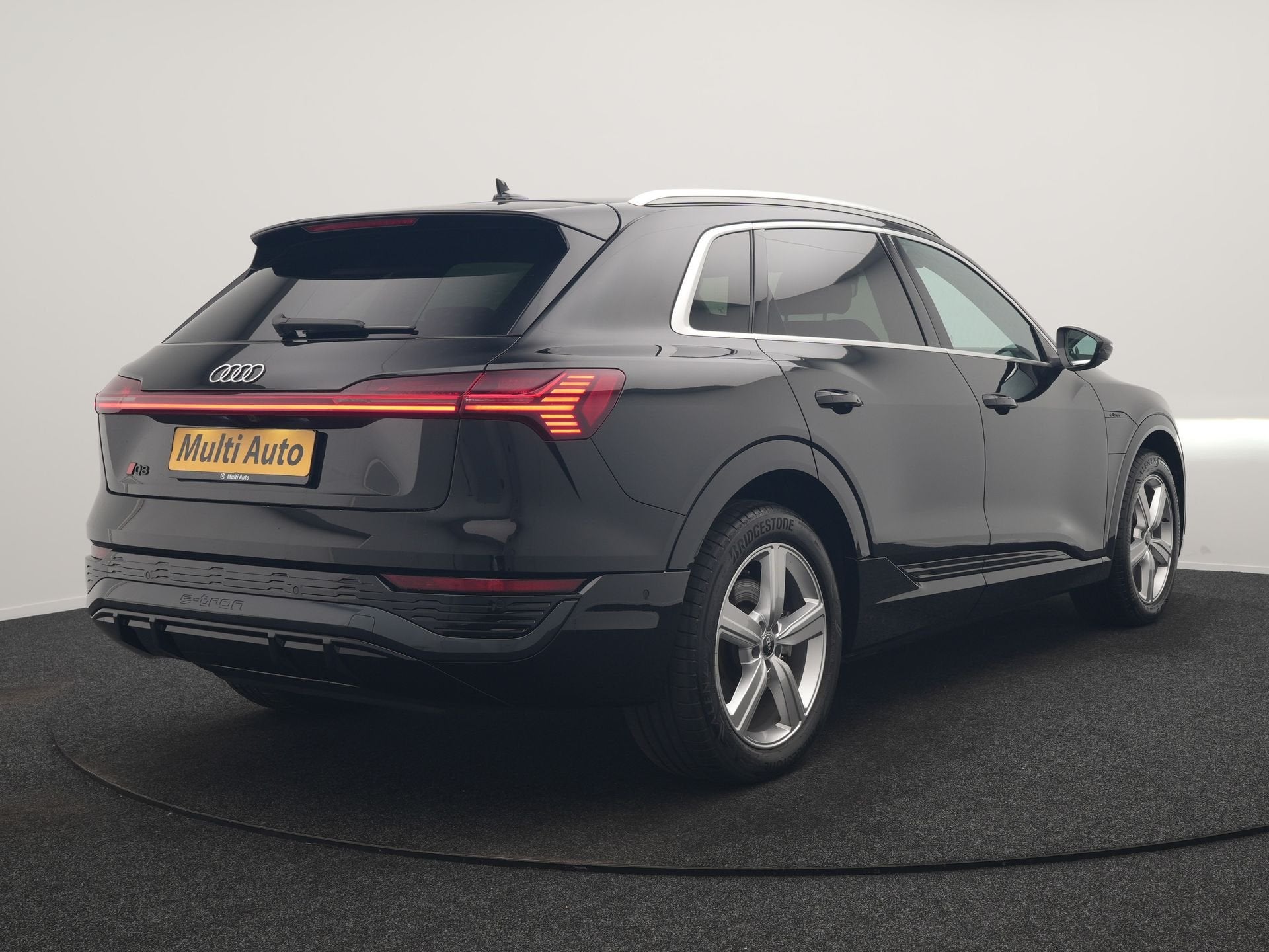 Audi Q8 e-tron 55 Quattro S Line 114 kWh 408pk Dealer O.H. |, Automaat, Zwart, Vierwielaandrijving, 408 pk