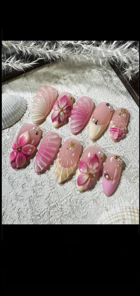 Zelfgemaakte nagels met schelp- en bloemmotieven, Ophalen of Verzenden, Zo goed als nieuw