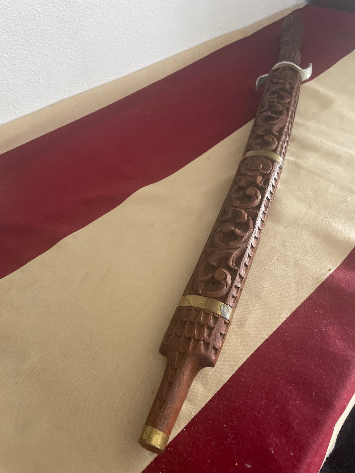 Indonesisch zwaard met prachtig gesneden houten schede, Antiek en Kunst, Ophalen of Verzenden