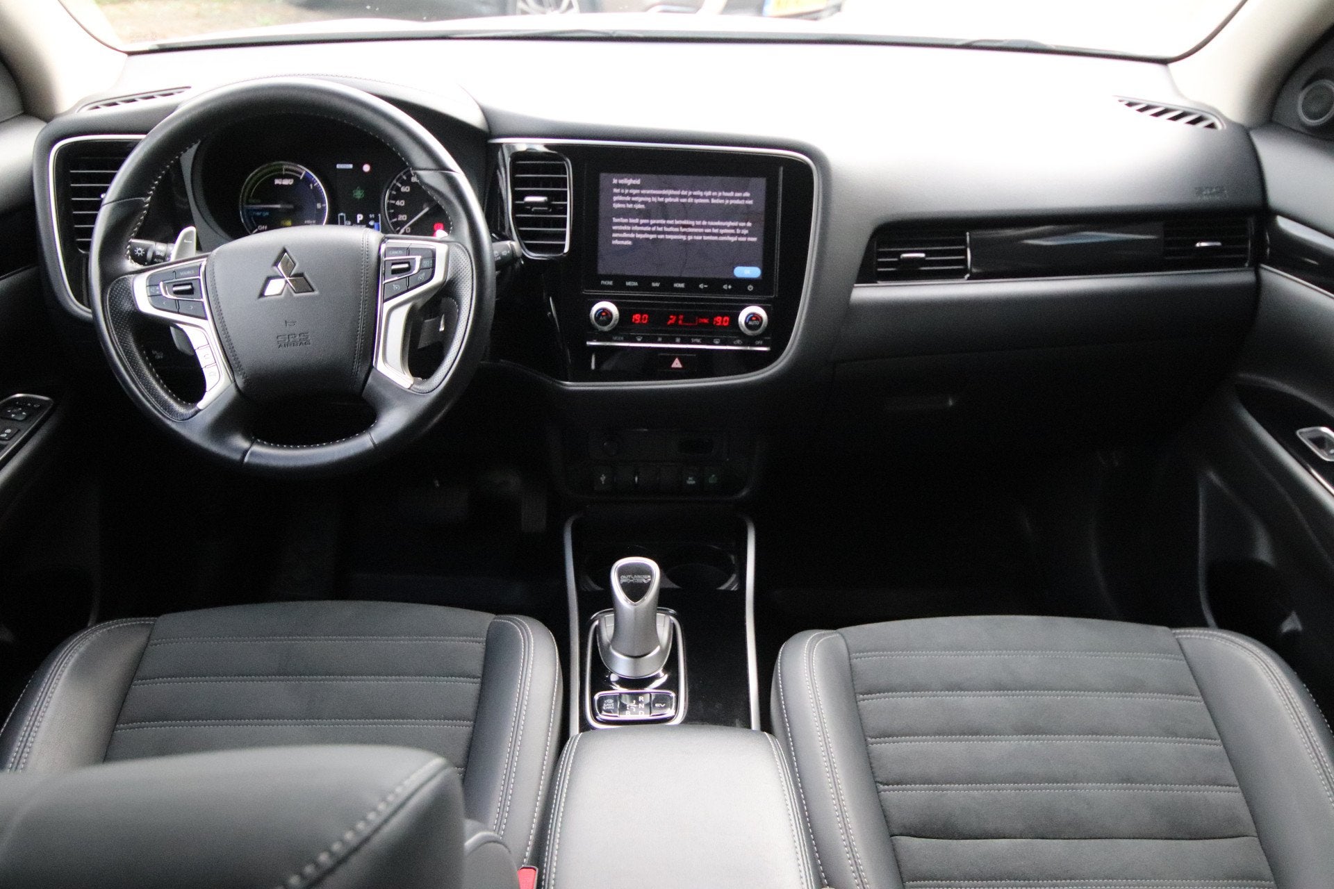 Mitsubishi Outlander 2.4 PHEV Intense Dealer O.H. Trekhaak, Auto's, Automaat, 135 pk, Zwart, 4 cilinders