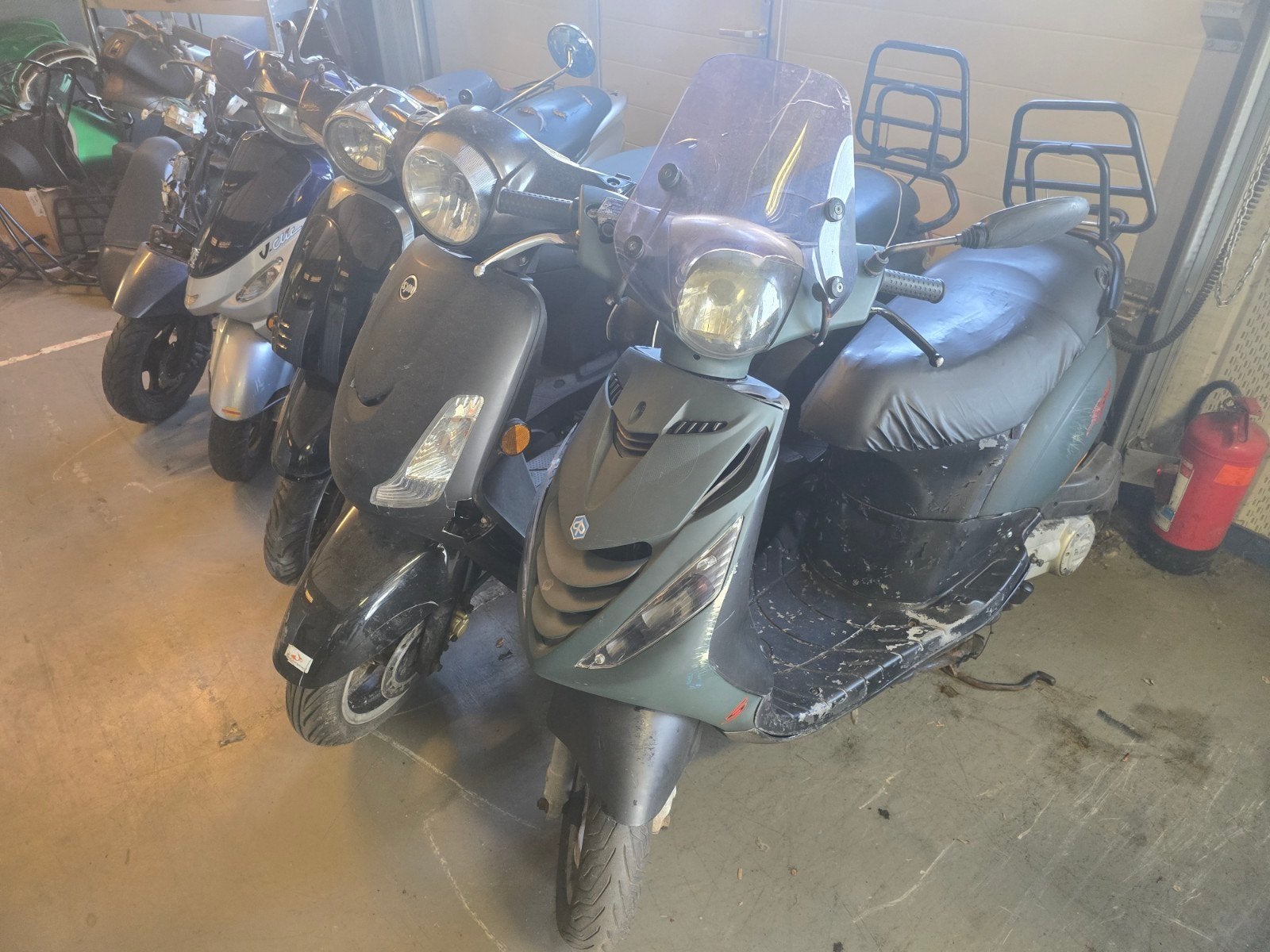 PARTIJ SCOOTERS + ONDERDELEN ZIP FIDDLE ETC. WINKELOPRUIMING, Ophalen