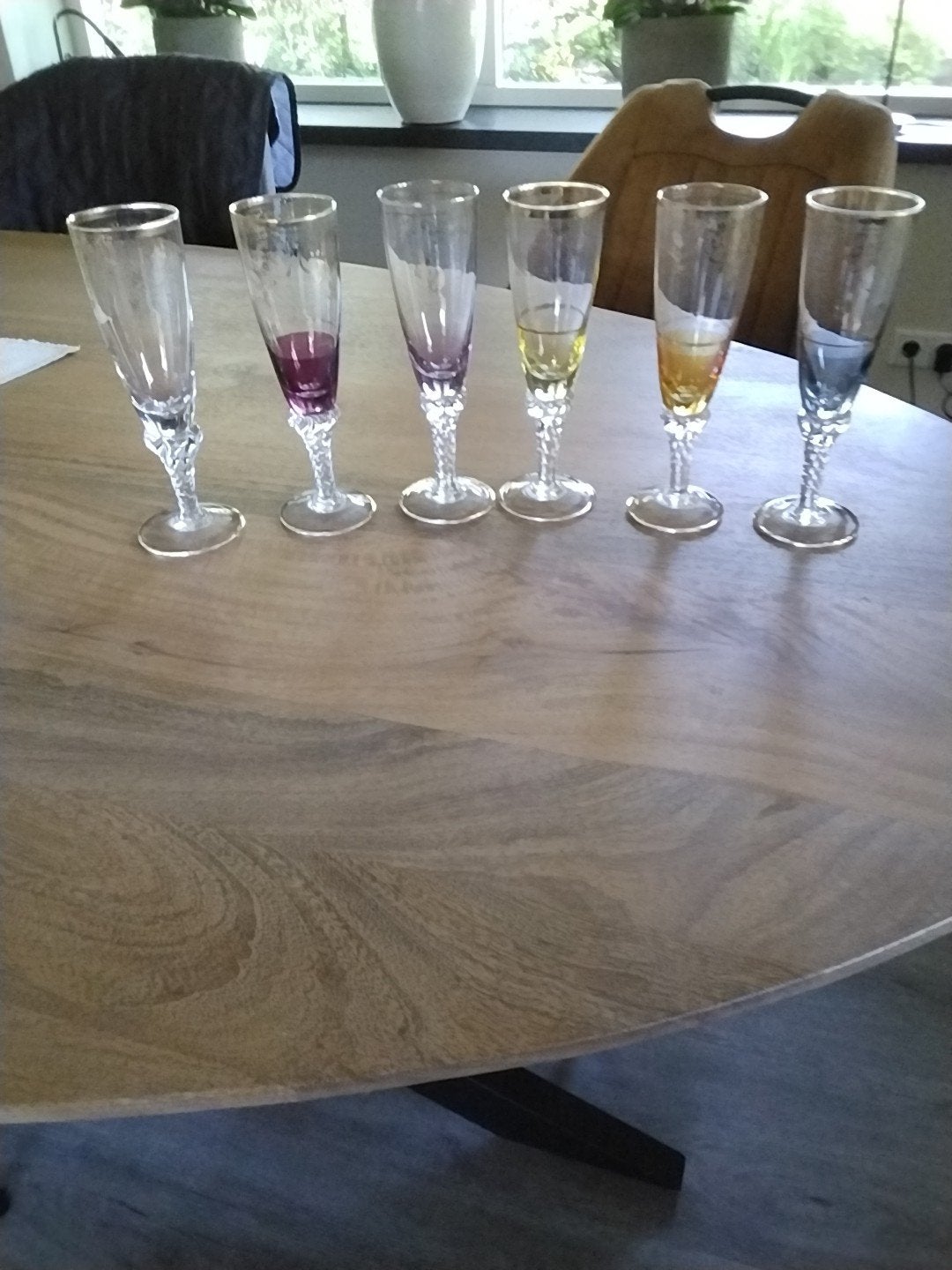 Set van 6 gekleurde champagneglazen met gouden rand, Ophalen