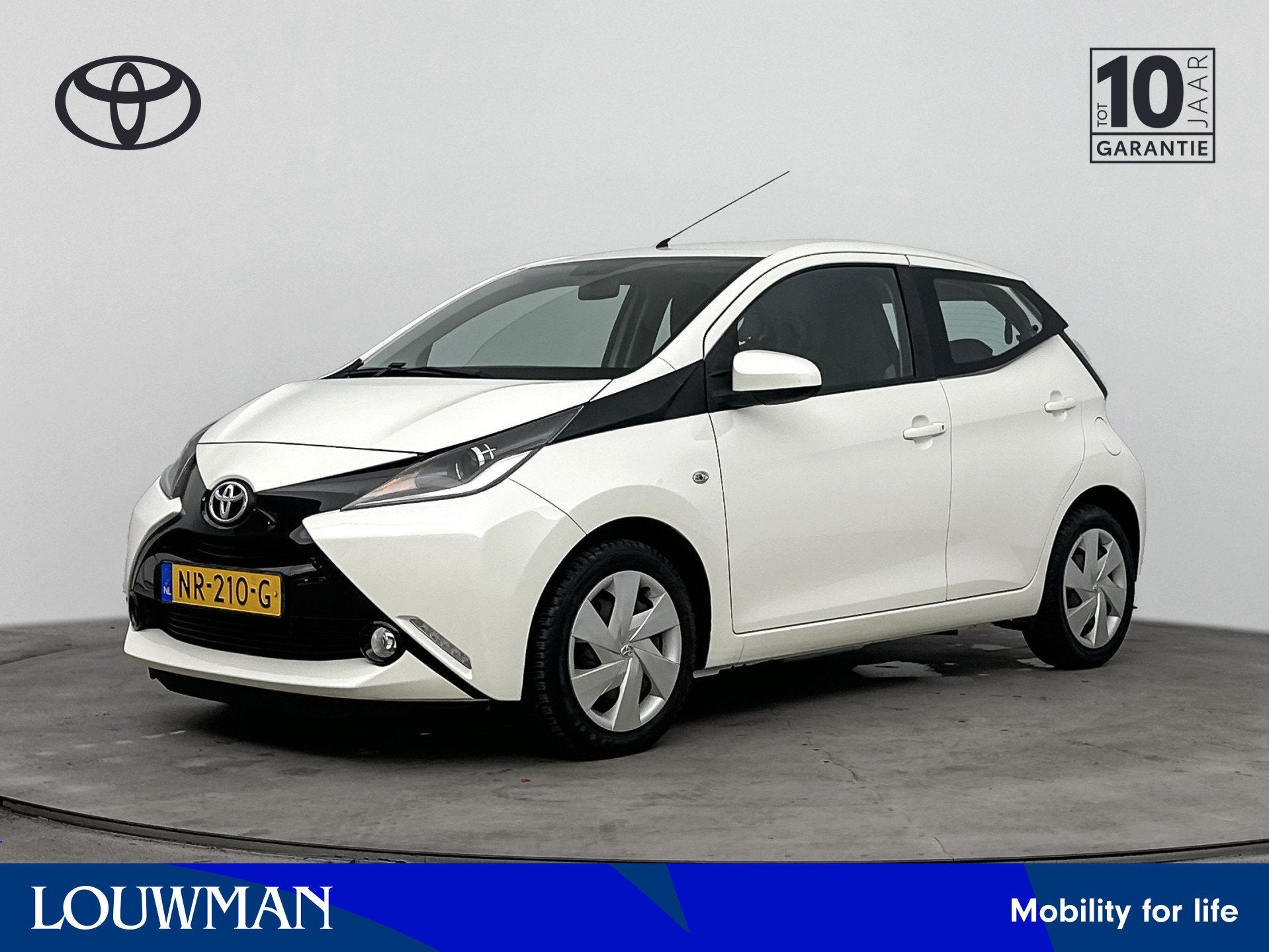 Toyota Aygo 1.0 VVT-i x-play | Dealer onderhouden | Navigati, Voorwielaandrijving, Stof, Gebruikt, 4 stoelen