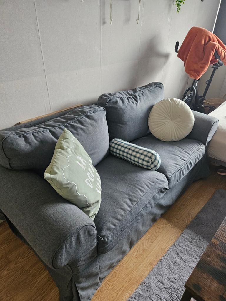 Comfortabele grijze tweepersoonsbank, Huis en Inrichting, Banken | Bankstellen, Gebruikt, 150 tot 200 cm, Tweepersoons, 75 tot 100 cm