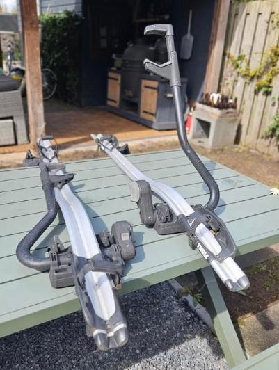 ‍️ 2x Thule 591 ProRide dak fietsendragers te huur – 20kg, Ophalen, 2 fietsen, Gebruikt, Dakdrager