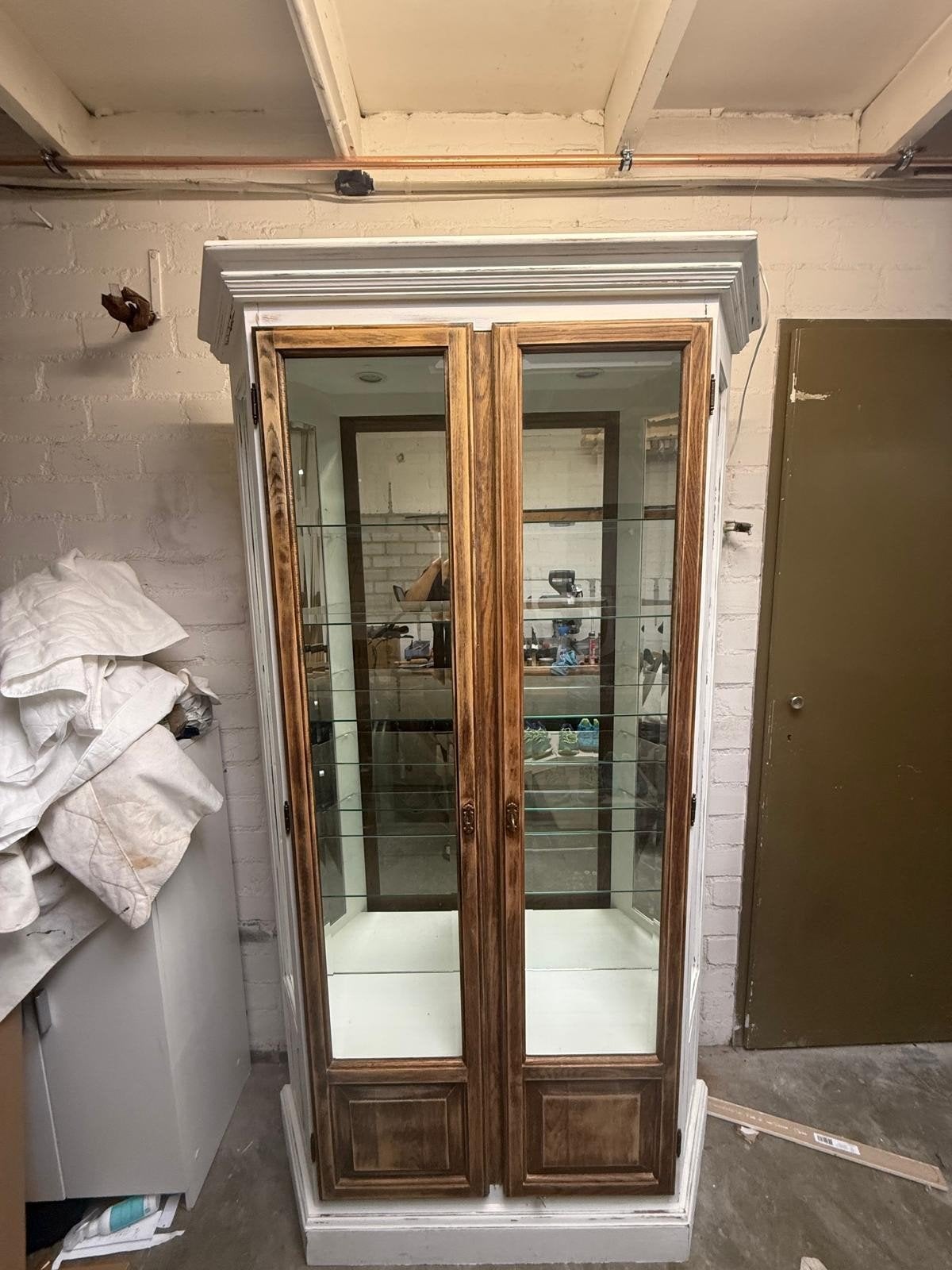 Mooie houten vitrinekast met ingebouwde spots, Ophalen, Hout, 75 tot 150 cm, Deurkozijn