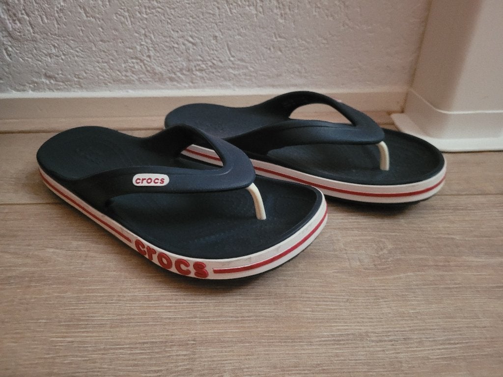 Crocs bayaband flip slippers nieuw, maat 7, blauw rood wit, Slippers, Blauw, Nieuw, Ophalen of Verzenden