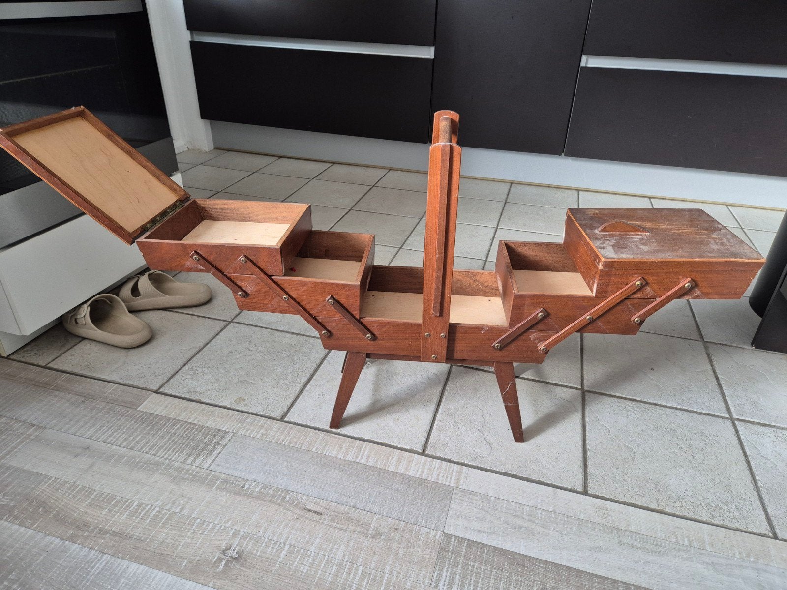 Vintage houten naaidoos op pootjes, Ophalen