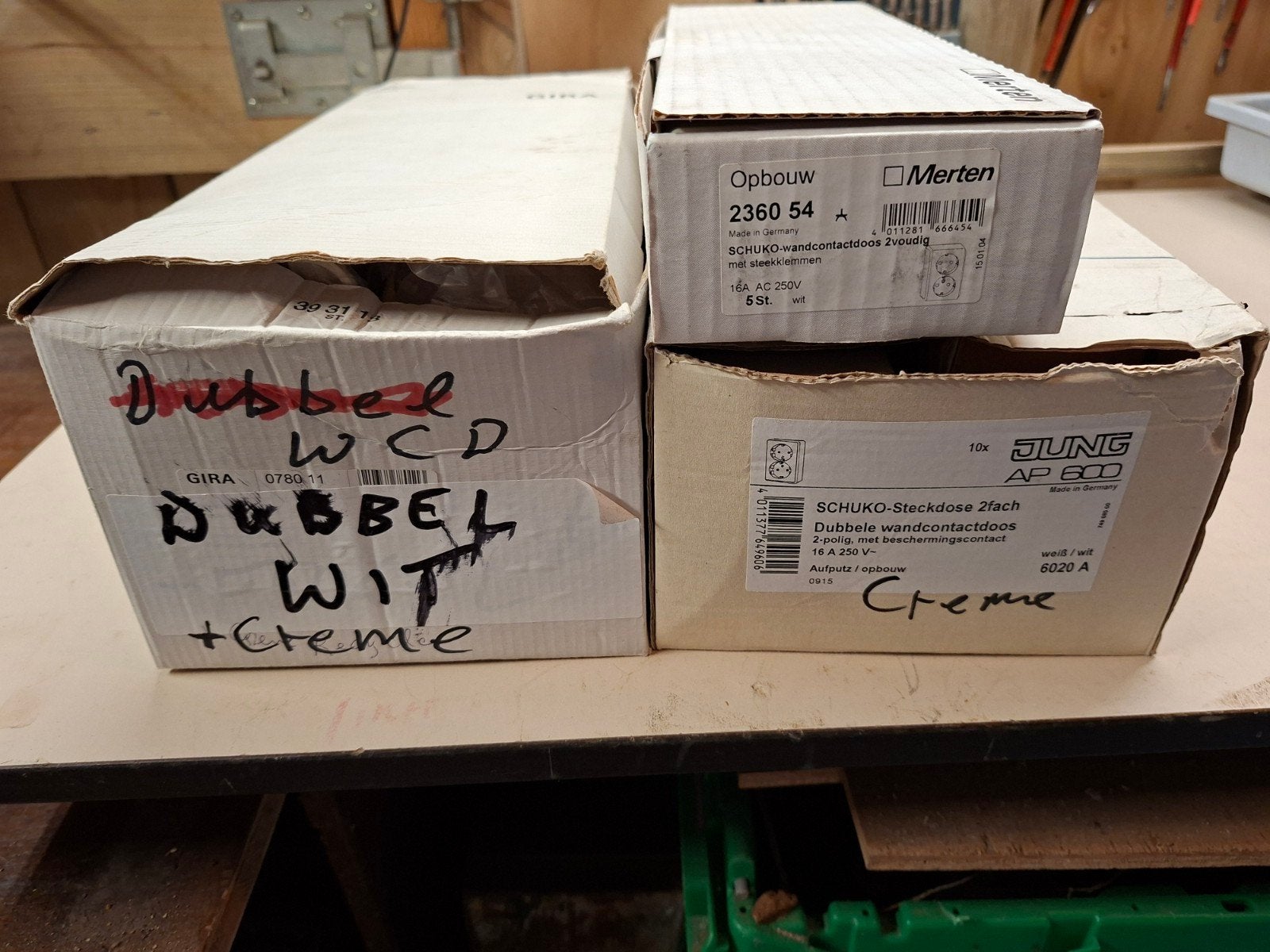 Opbouw WCD's dubbel, geaard, 2-voudig (crème), Ophalen of Verzenden, Nieuw, Busch-Jaeger, Stopcontact
