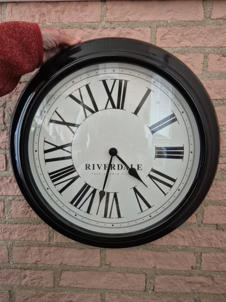 Riverdale Wandklok met Romeinse Cijfers - Zwart, Ophalen of Verzenden, Gebruikt, Analoog, Wandklok