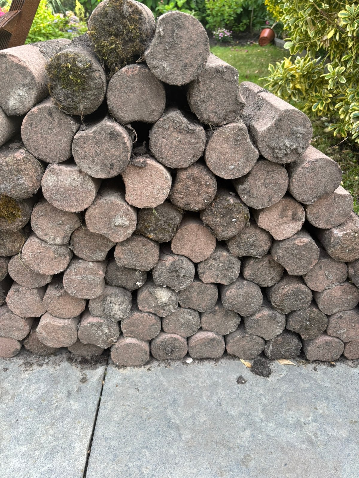 Bettonen border randen en paaltjes gratis in 1x af  te halen, Ophalen, Gebruikt, 25 tot 50 cm, 200 cm of meer