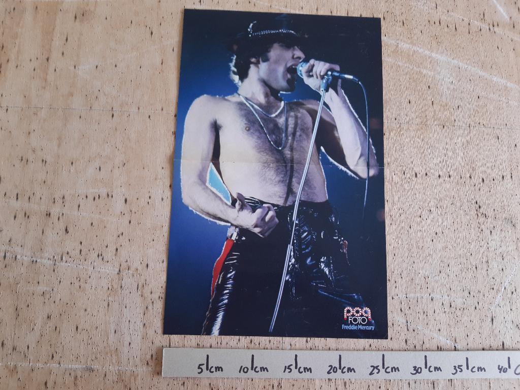 Poster Queen/Freddy Julio Iglesias Popfoto Maat A3 27x41 cm, Rechthoekig Staand, Ophalen of Verzenden, Zo goed als nieuw, A1 t/m A3