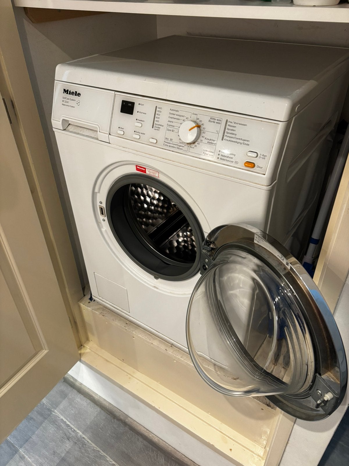 Miele SoftCare System W 3241 wasmachine, 1200 tot 1600 toeren, Gebruikt, Ophalen of Verzenden, Voorlader