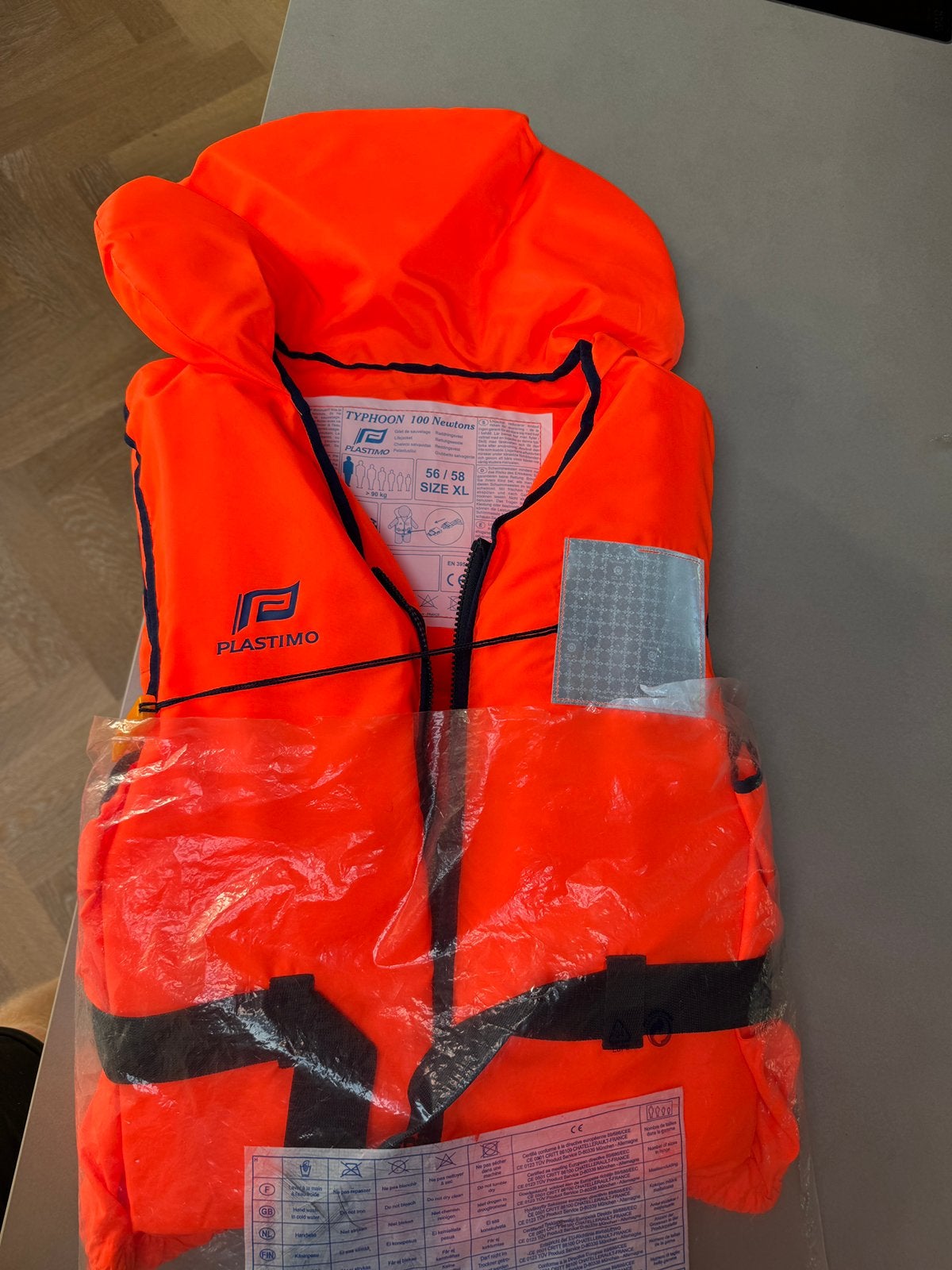 Reddingsvest L en XL ongebruikt Typhoon 100N, Watersport en Boten, Watersportkleding, Ophalen of Verzenden, Zo goed als nieuw