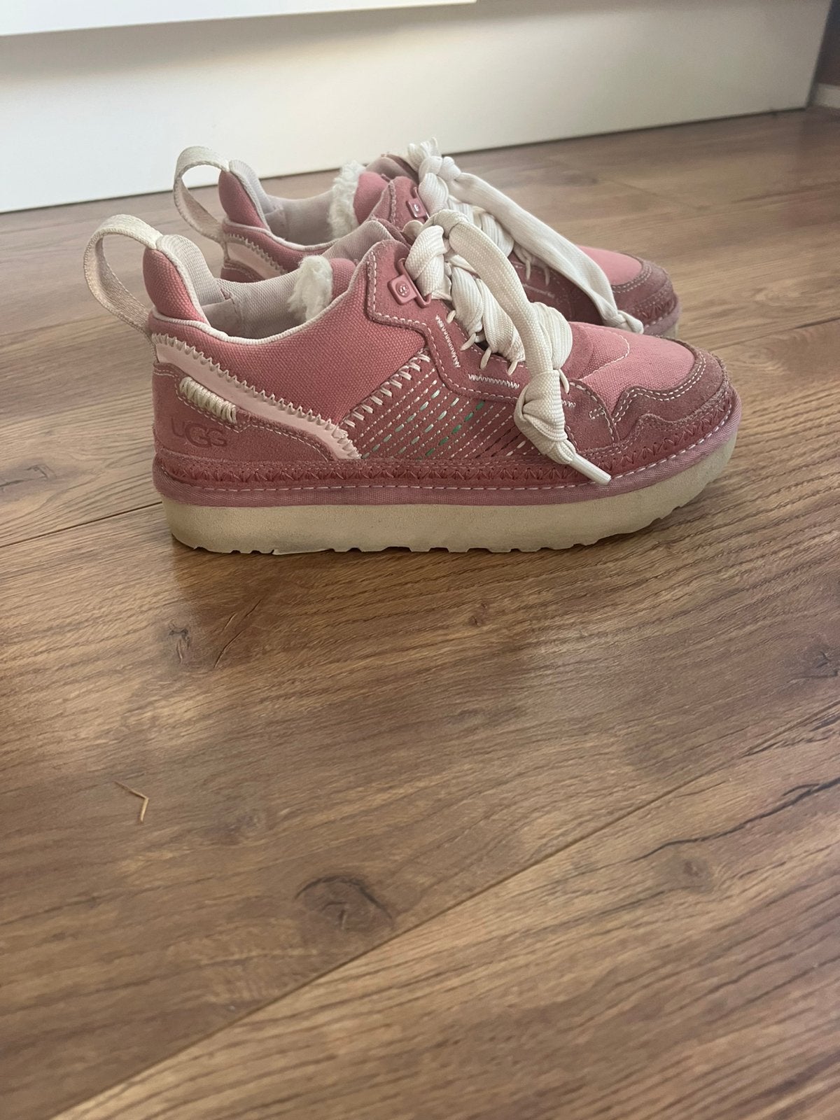 Roze Uggs Lowmel, Ophalen of Verzenden, Zo goed als nieuw, Meisje, Schoentjes