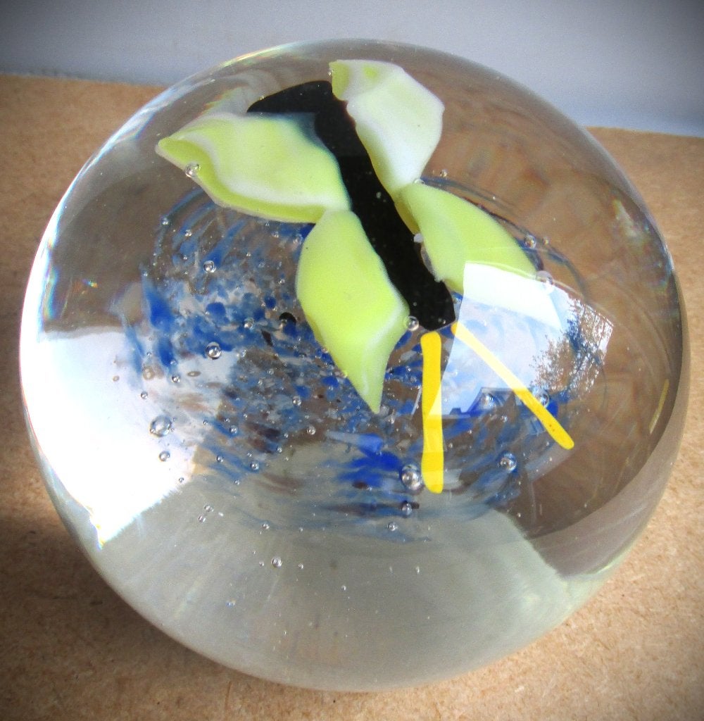 Paperweight met vlinder~3 pond zwaar~Glazen Bol~presse papie, Ophalen of Verzenden