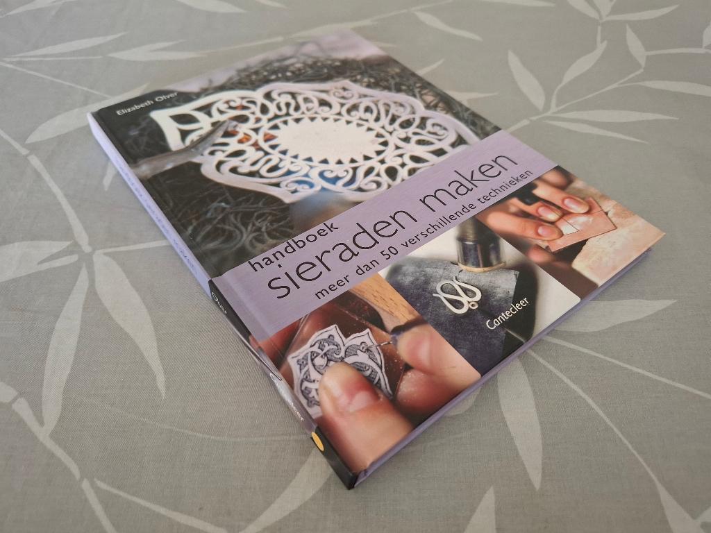 E. Olve: Handboek SIERADEN Maken - meer dan 50 technieken, Boeken, Hobby en Vrije tijd, Zo goed als nieuw, E. Olve, Sieraden maken
