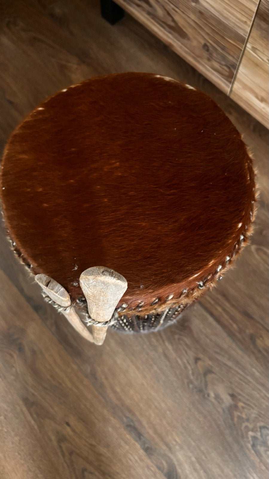 Mooie handgemaakte djembe met stokken, Muziek en Instrumenten, Drumstellen en Slagwerk, Ophalen of Verzenden, Gebruikt, Overige merken