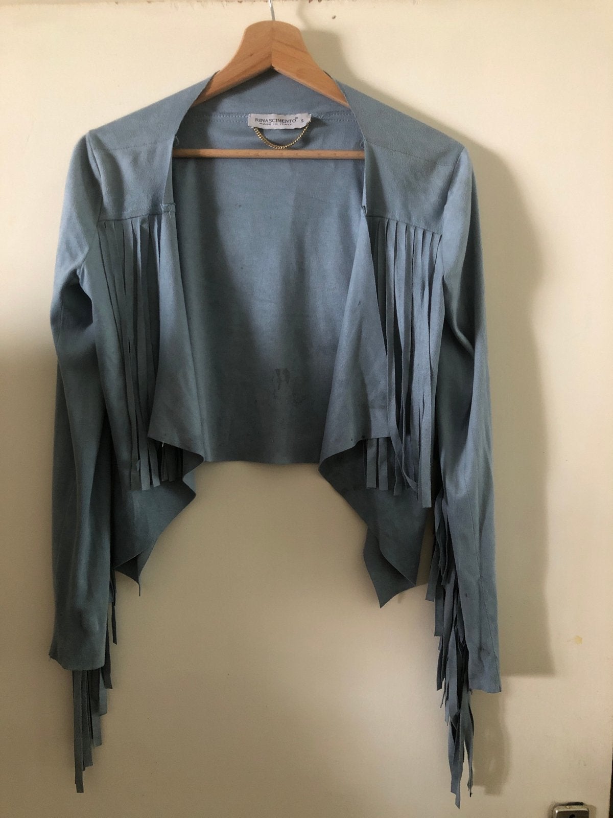 Rinascimento suède look jasje met franjes - Maat S, Blauw, Ophalen of Verzenden, Zo goed als nieuw, Jasje
