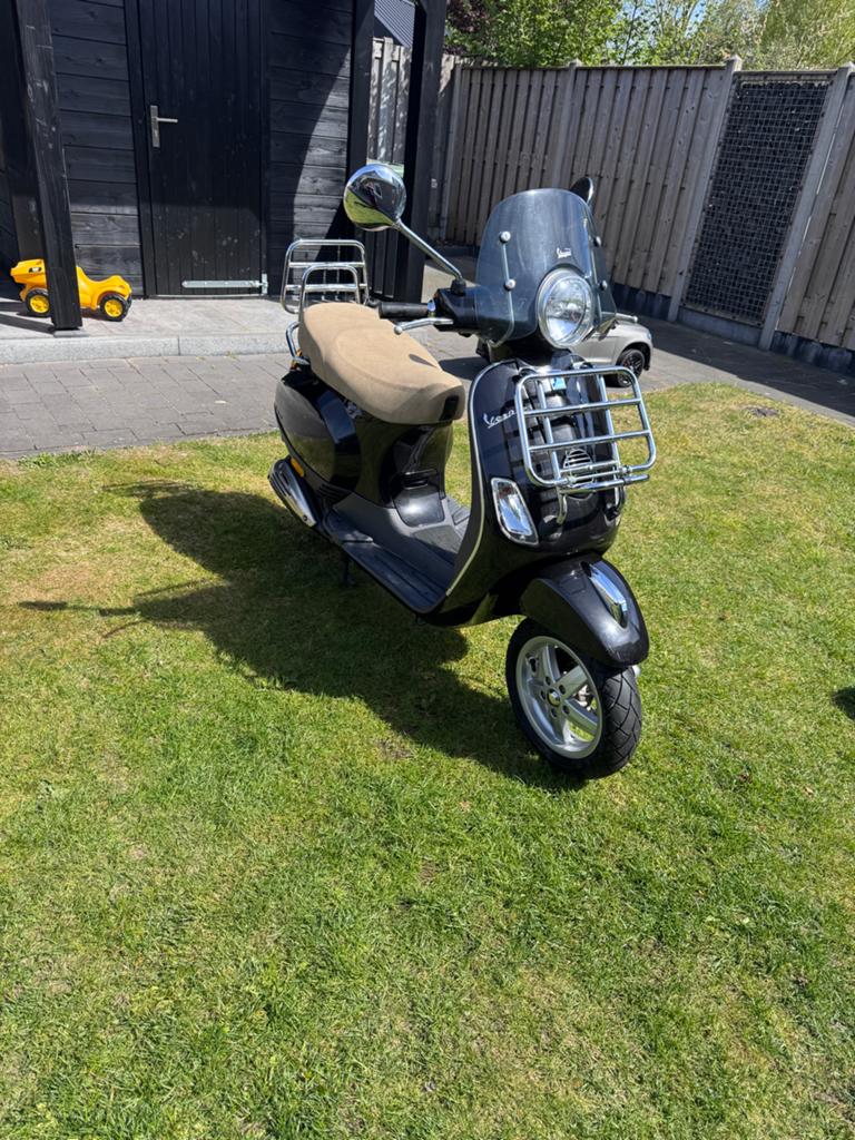 Vespa LX 25 km/u - Zwart met beige zadel, Ophalen, Zo goed als nieuw, Benzine, Vespa LX