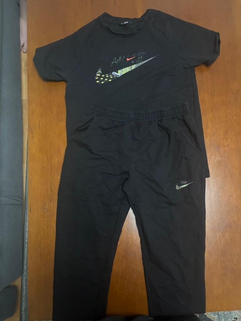 nike setje, Kinderen en Baby's, Kinderkleding | Maat 152, Jongen of Meisje, Sport- of Zwemkleding, Ophalen of Verzenden, Zo goed als nieuw