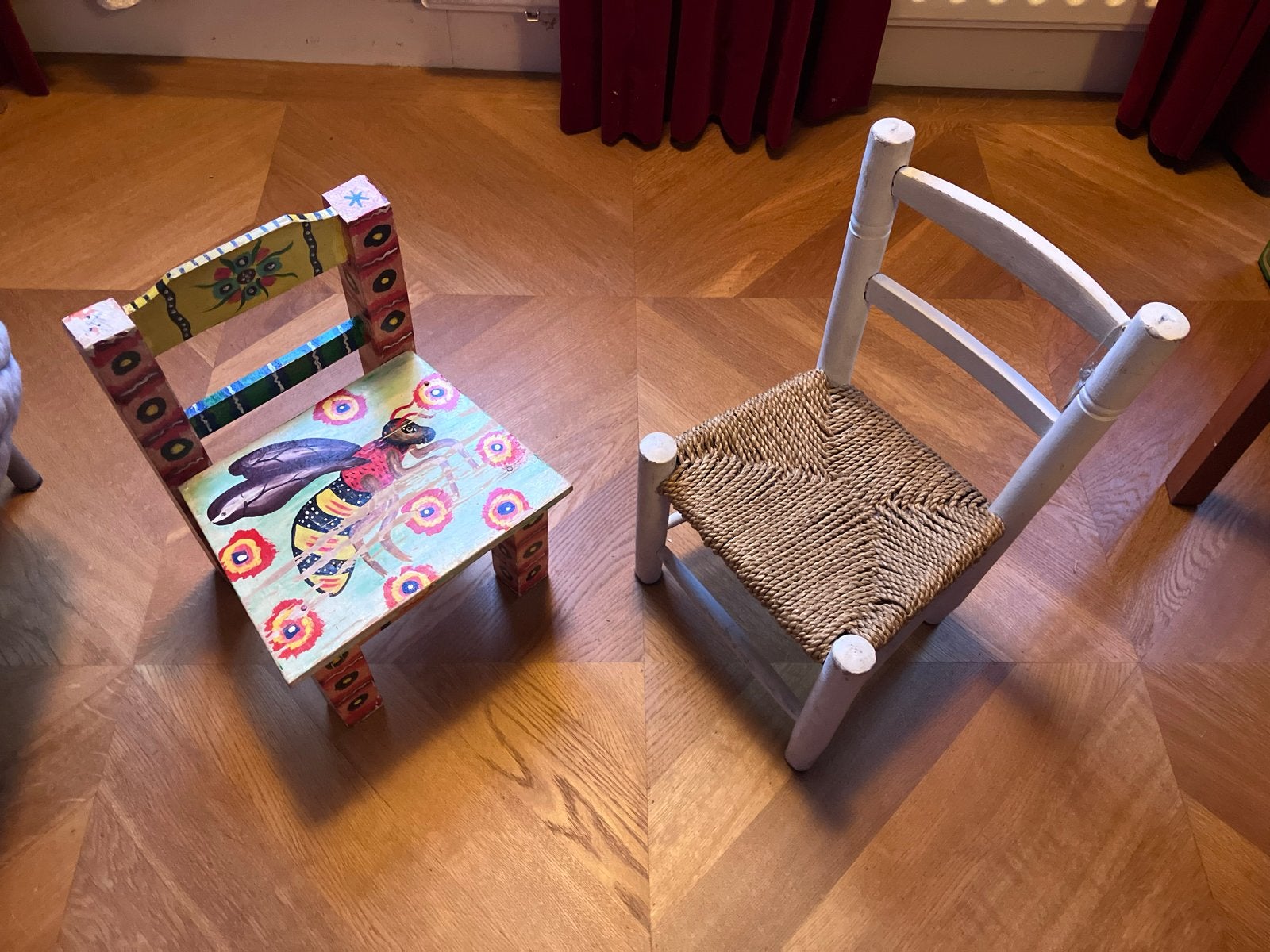 Set van 2 kinderstoeltjes: handgeschilderd en riet, Huis en Inrichting, Stoelen, Ophalen, Gebruikt, Twee, Overige kleuren