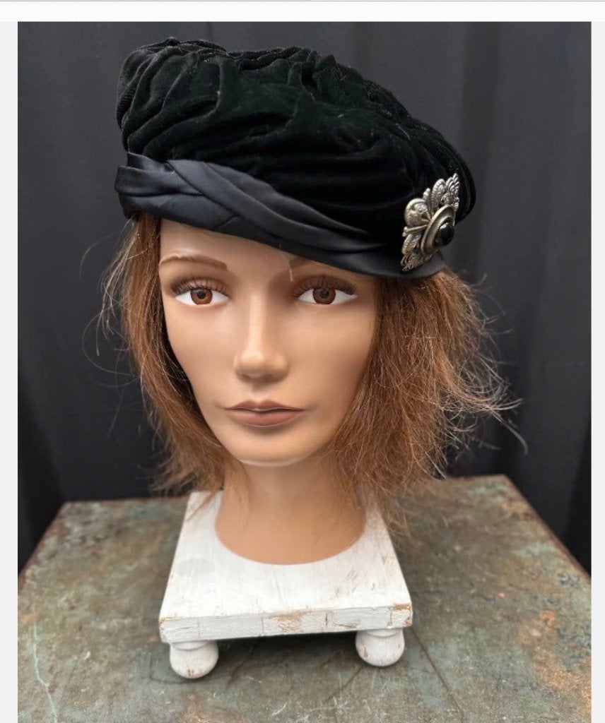 Vintage fluwelen hoed voor dames met mooie speld maat 58,5, Kleding | Dames, Hoeden en Petten, Zo goed als nieuw, X, One size fits all