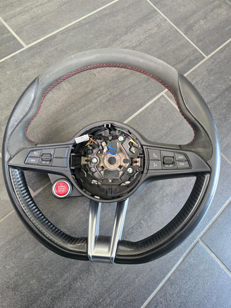 Stuur alfa giulia quadrifoglio Met carbon, Auto-onderdelen, Besturing, Ophalen