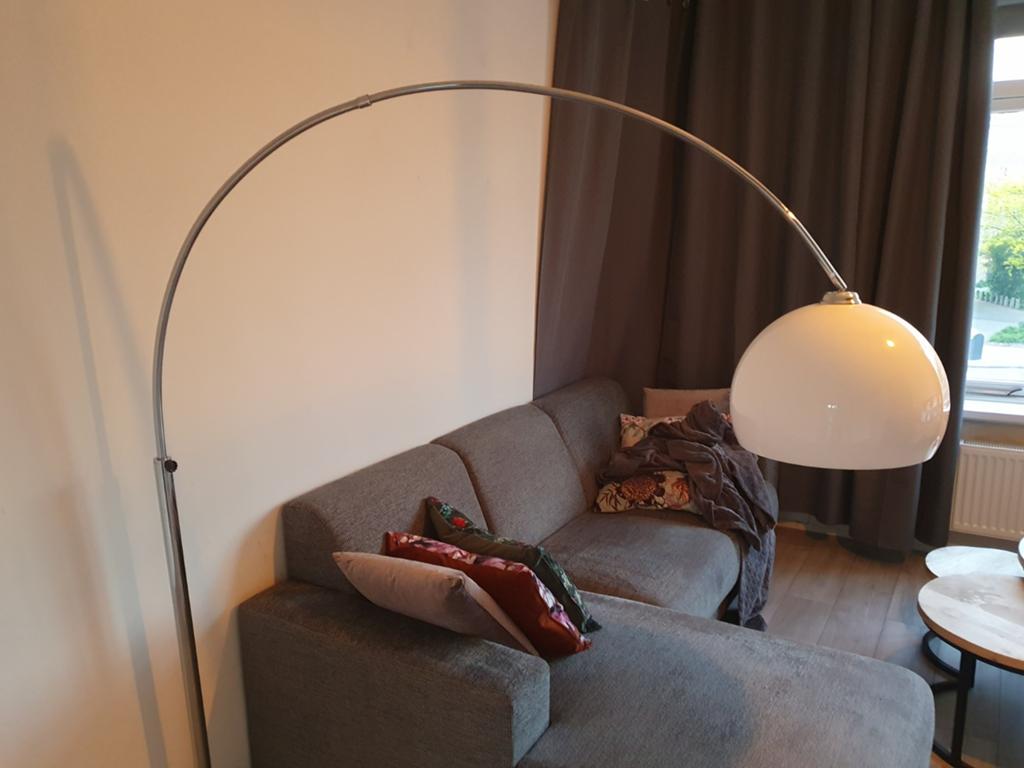 Booglamp met witte glazen kap - Modern en stijlvol, Ophalen, Zo goed als nieuw, Glas, Modern