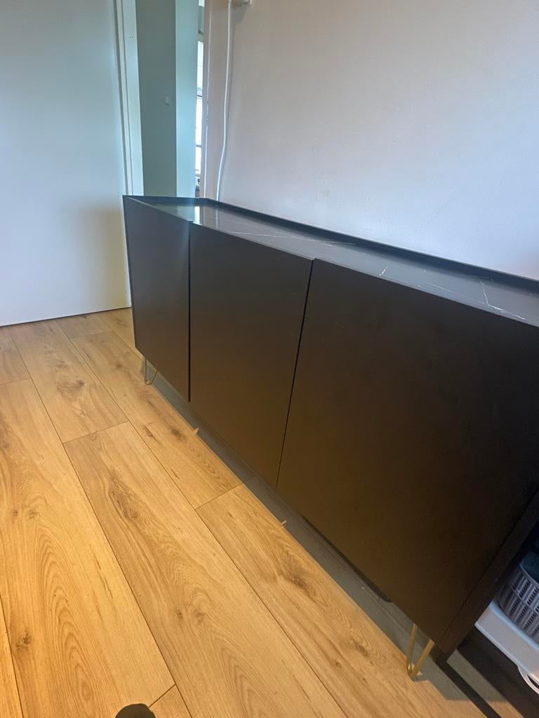 Modern zwart dressoir met marmerlook blad, 100 tot 150 cm, Ophalen of Verzenden, Zo goed als nieuw, 25 tot 50 cm