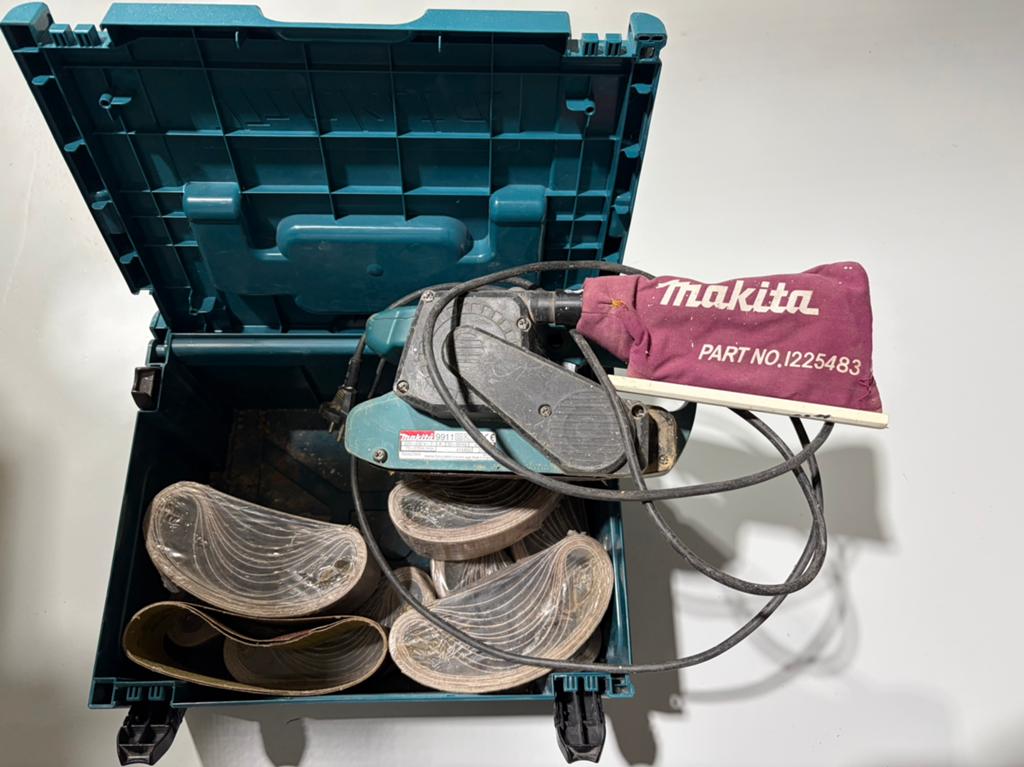 Makita 9911 Bandschuurmachine met Mbox en veel banden, Ophalen, Bandschuurmachine