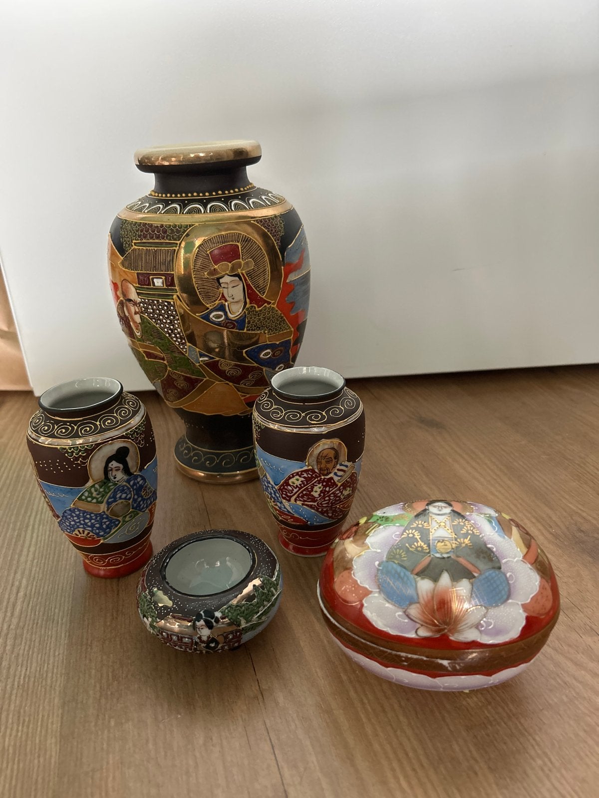 Japanse vaas set: vaas, 2 minivaasjes, schaaltje en bakje, Antiek en Kunst, Ophalen