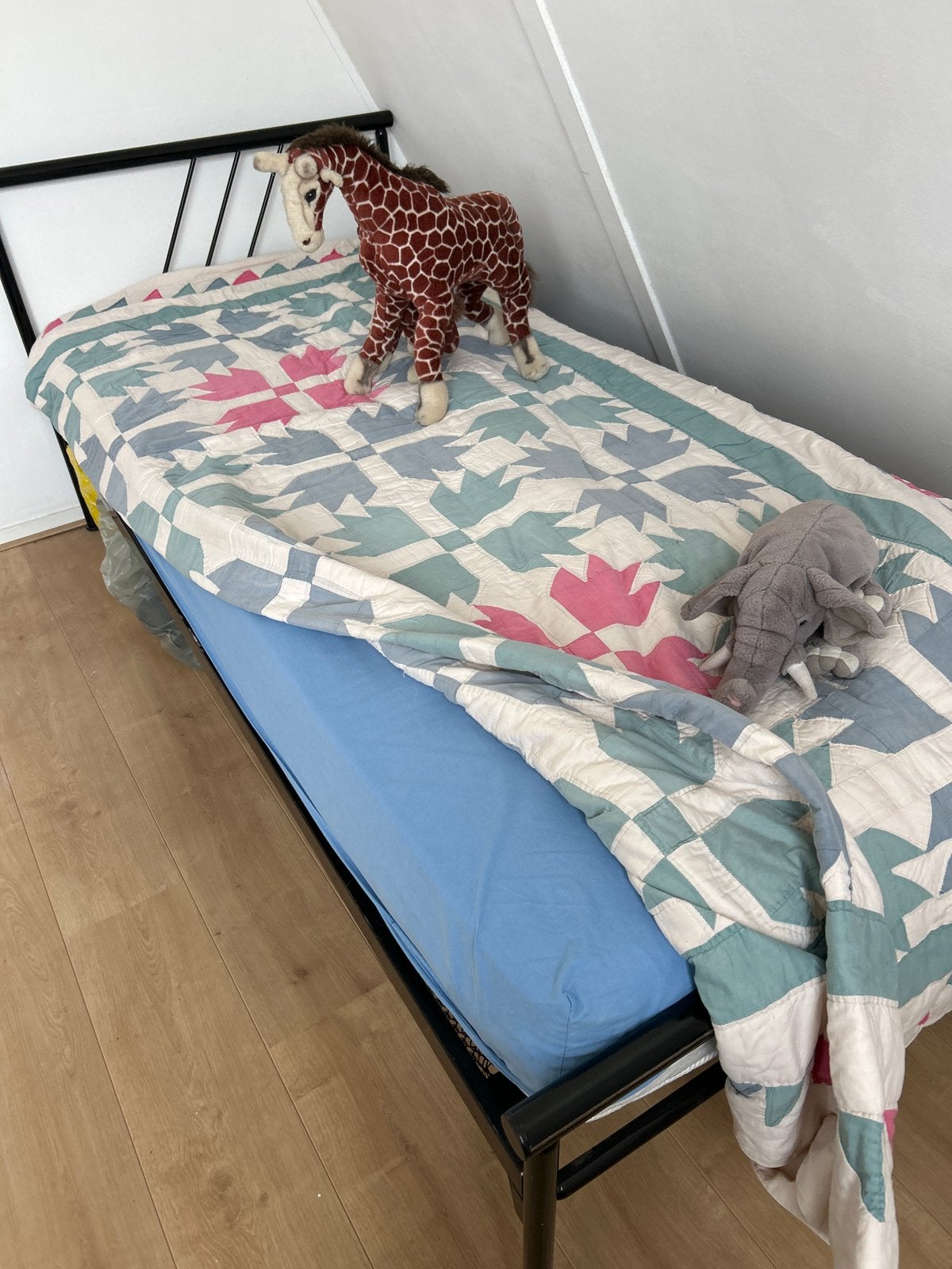 Eenpersoonsbed met metalen frame en spiraal, Ophalen, Gebruikt, Eenpersoons, Metaal