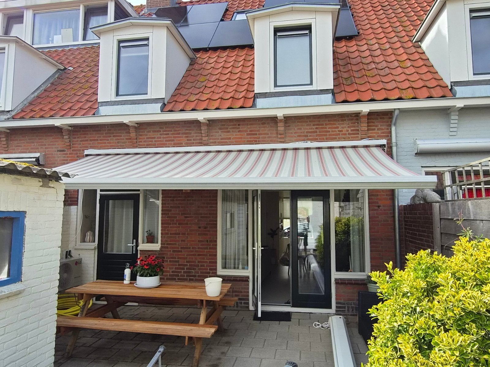 Elektrisch knikarmscherm 5,5 meter breed, Tuin en Terras, Ophalen, Gebruikt, 450 cm of meer, Elektrisch