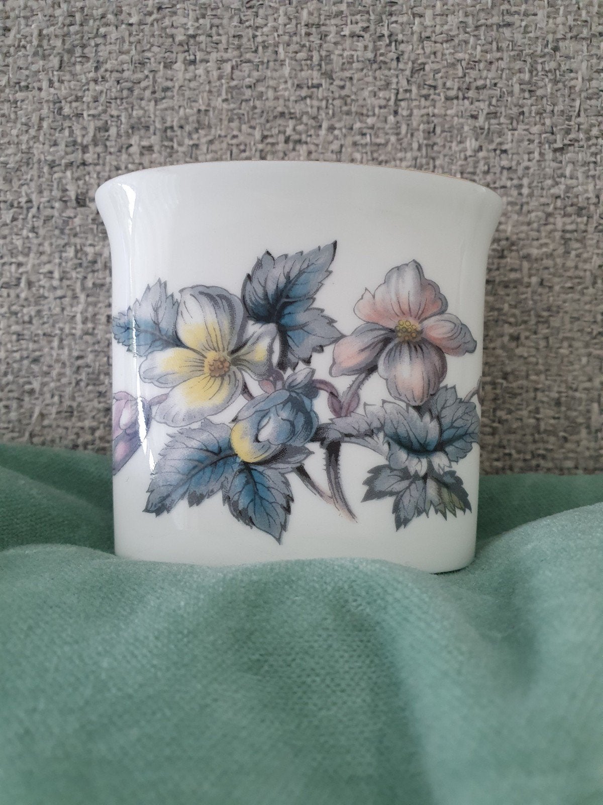 Royal Worcester Fine Bone China Vaasje met Bloemen, Ophalen of Verzenden, Gebruikt, Porselein, Overige typen