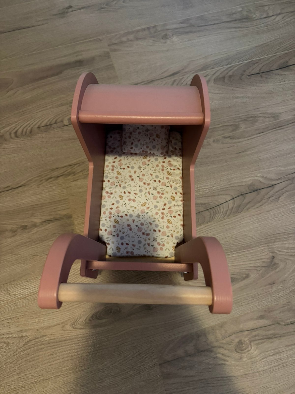 Houten poppenwagen / loopwagen roze – met matrasje, Ophalen, Zo goed als nieuw, Poppenhuis