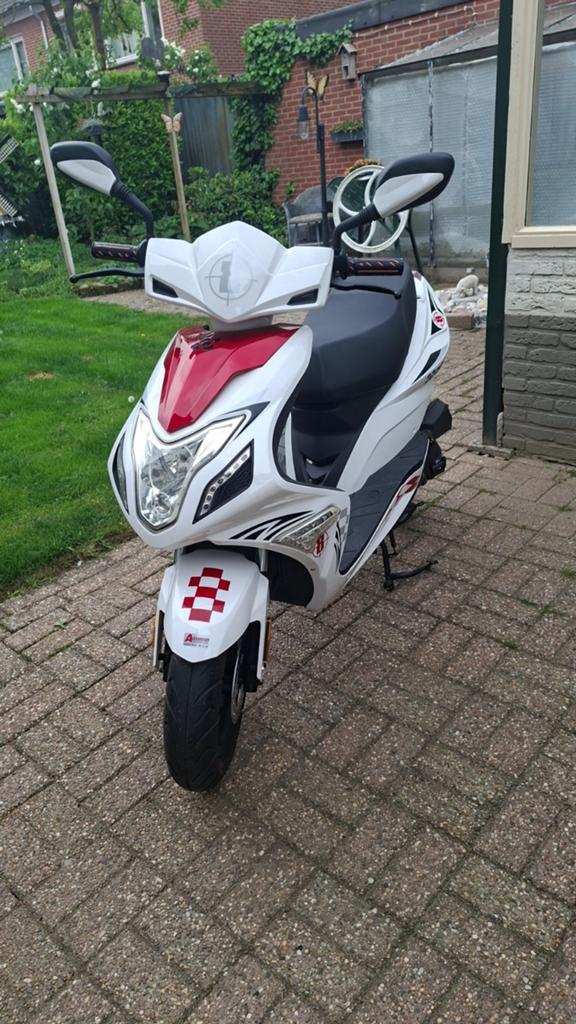 AGM R8 Scooter - Goed onderhouden met lage kilometerstand, Ophalen, Gebruikt, Benzine, Overige merken